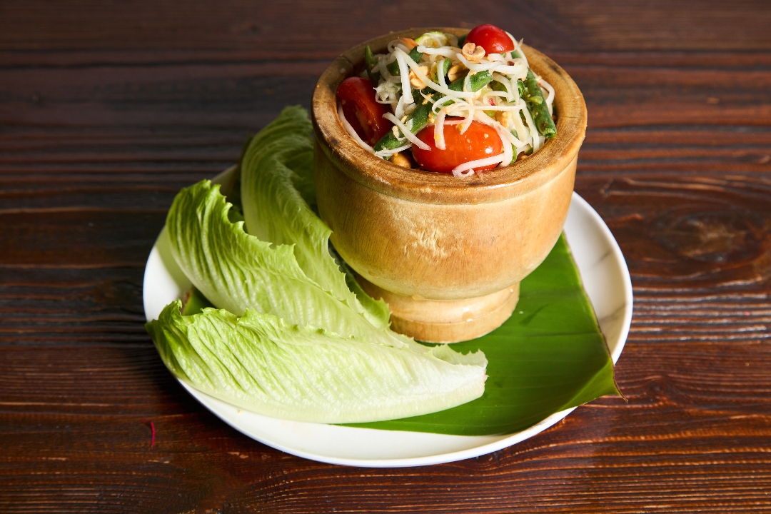 Som Tum (Papaya Salad).