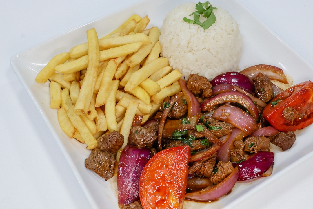 #4 Lomo Saltado.