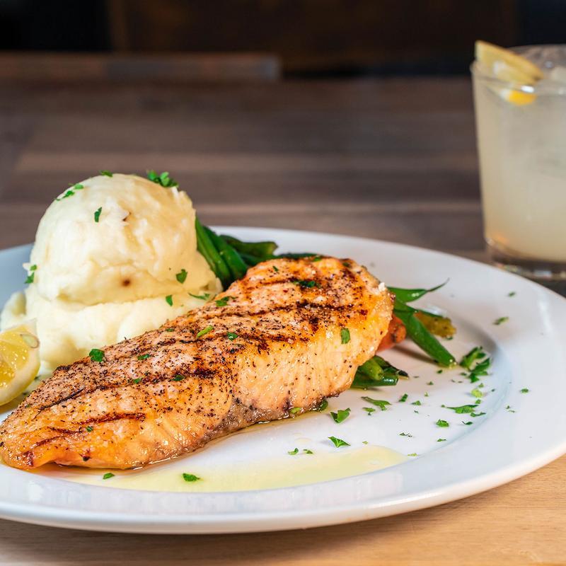 Salmone alla Griglia con Erbette.