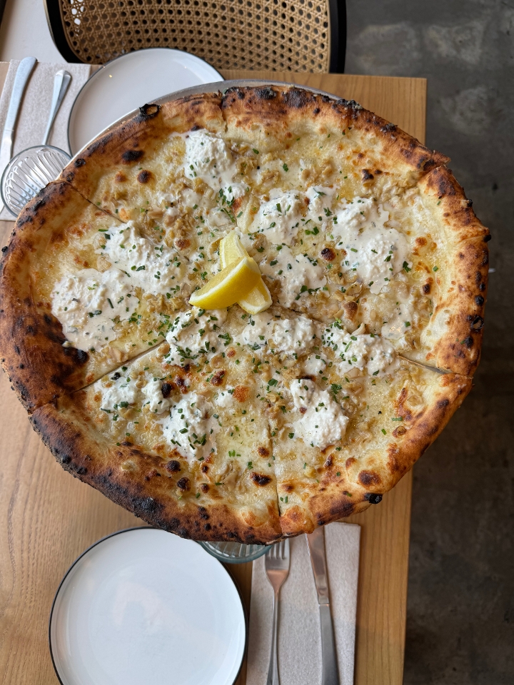 CLAM PIZZA.