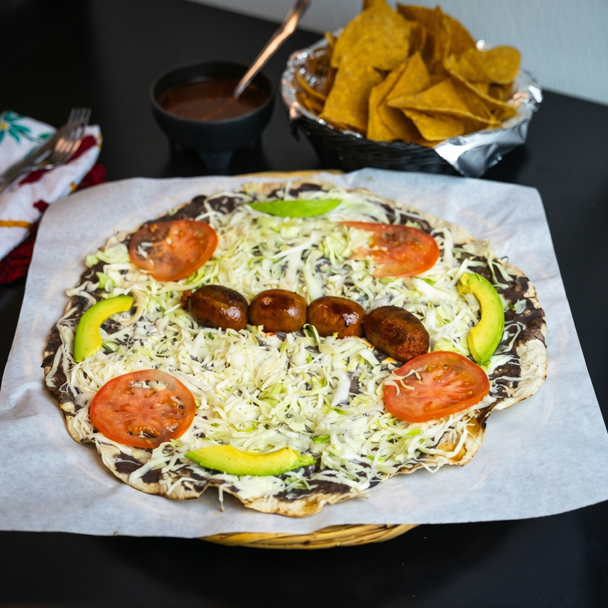 Tlayuda chorizo.