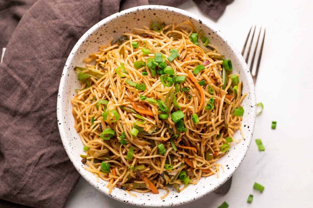 HAKKA NOODLES.