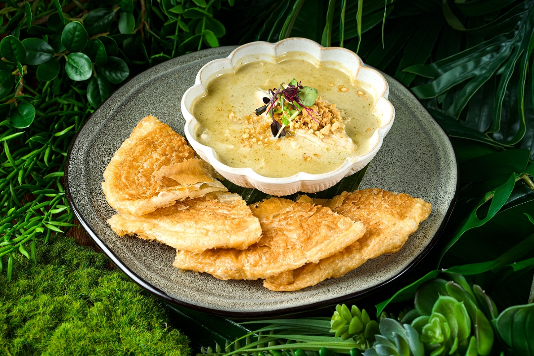 Thai Green curry with Roti (24 pcs and 90oz. curry sauce).