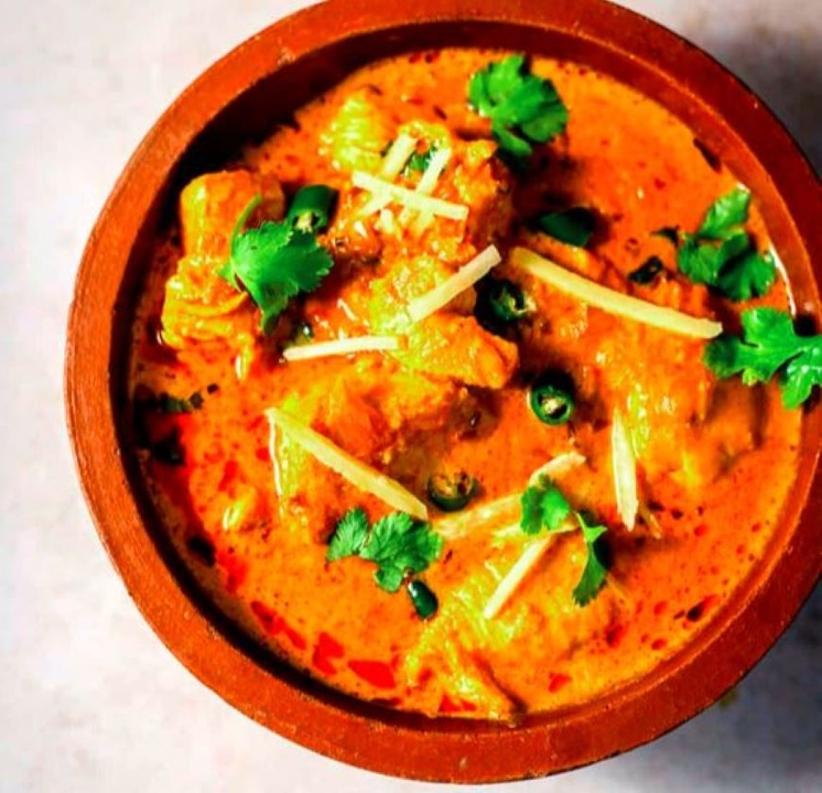 CHICKEN (BONELESS BREAST) (served in the reusable claypot).