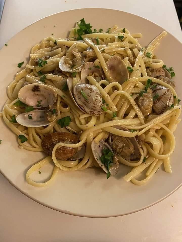 LINGUINE WITH CLAMS.