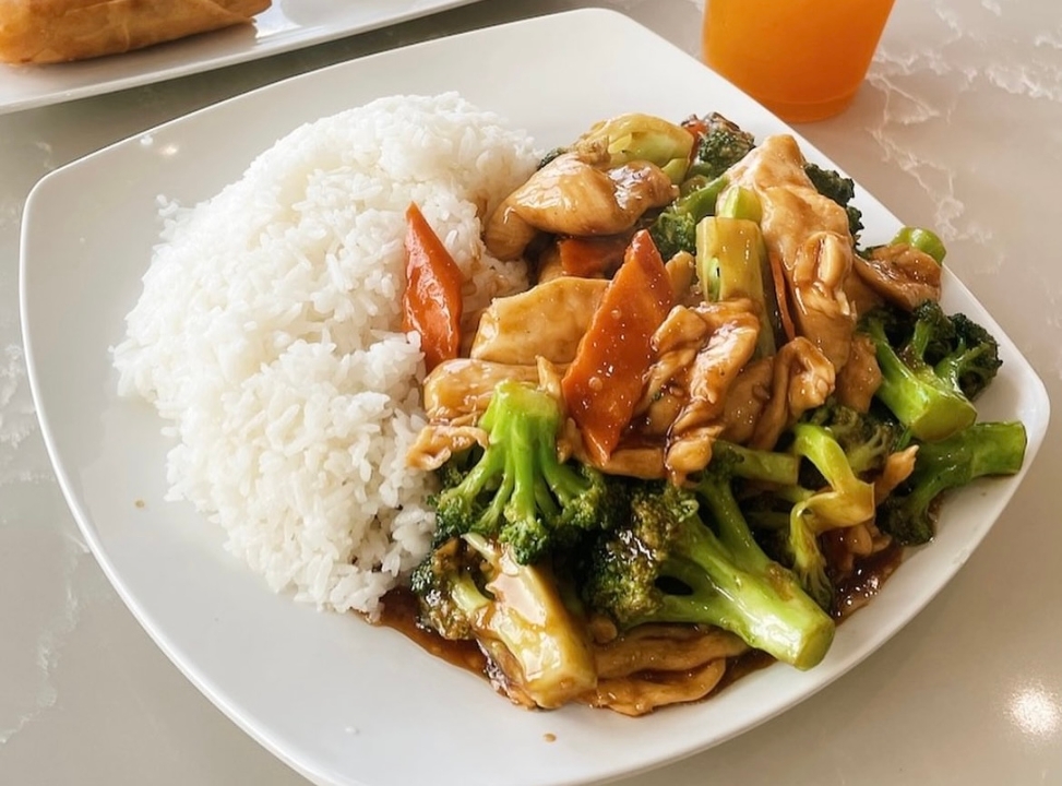 Chicken with Broccoli over Rice 芥兰鸡饭.