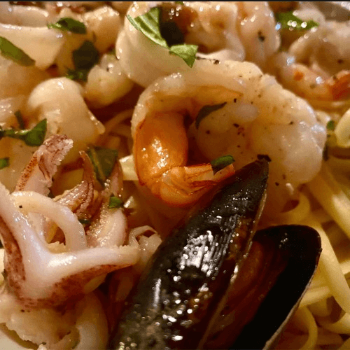 SEAFOOD MEDLEY ENTRÉE.