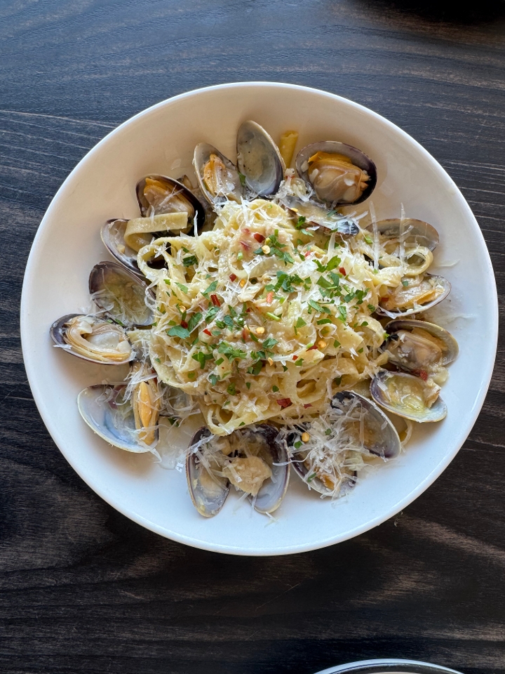 LINGUINIE + CLAMS.