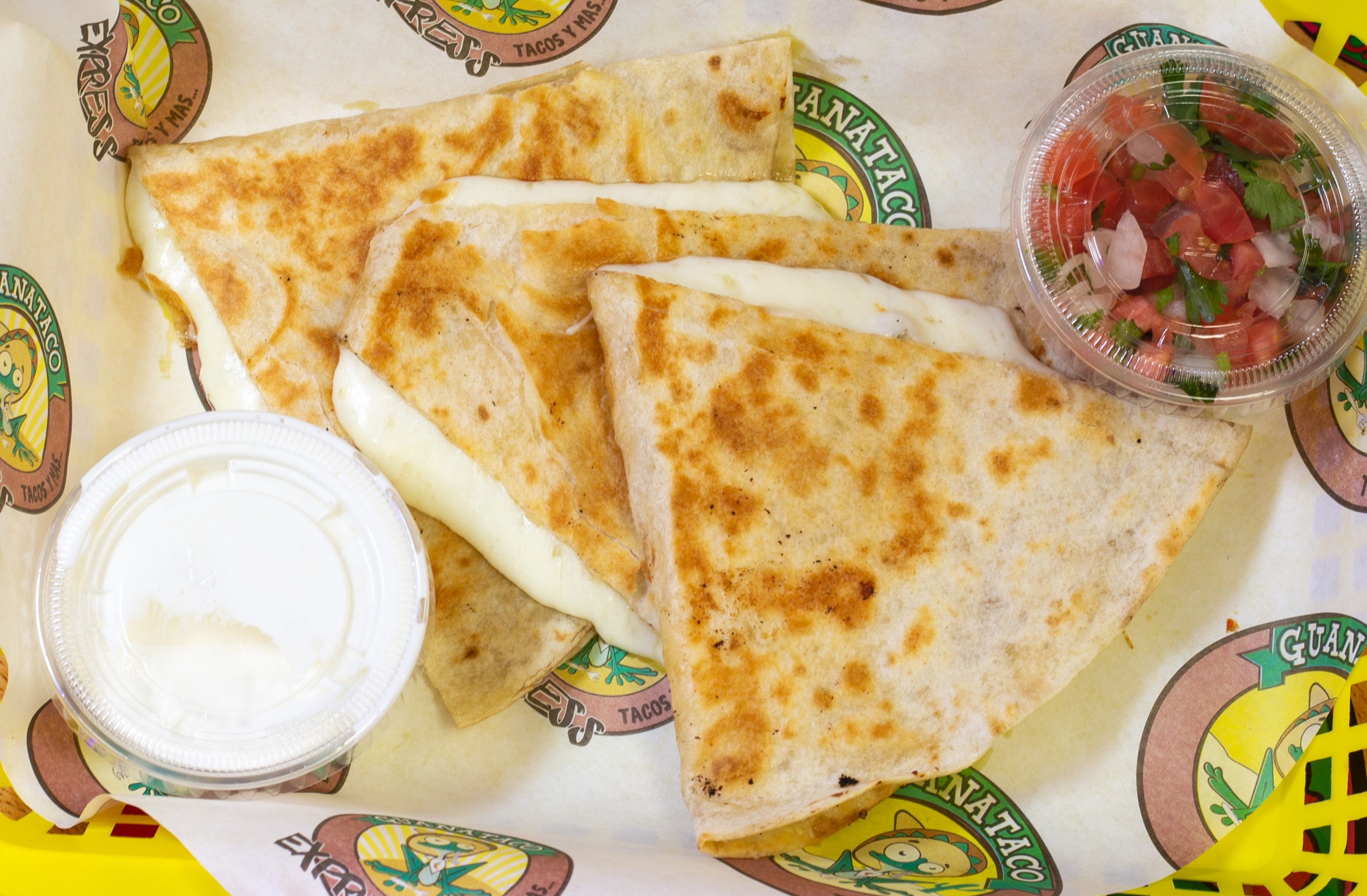 QUESADILLA DE QUESO  (Cheese quesadilla).