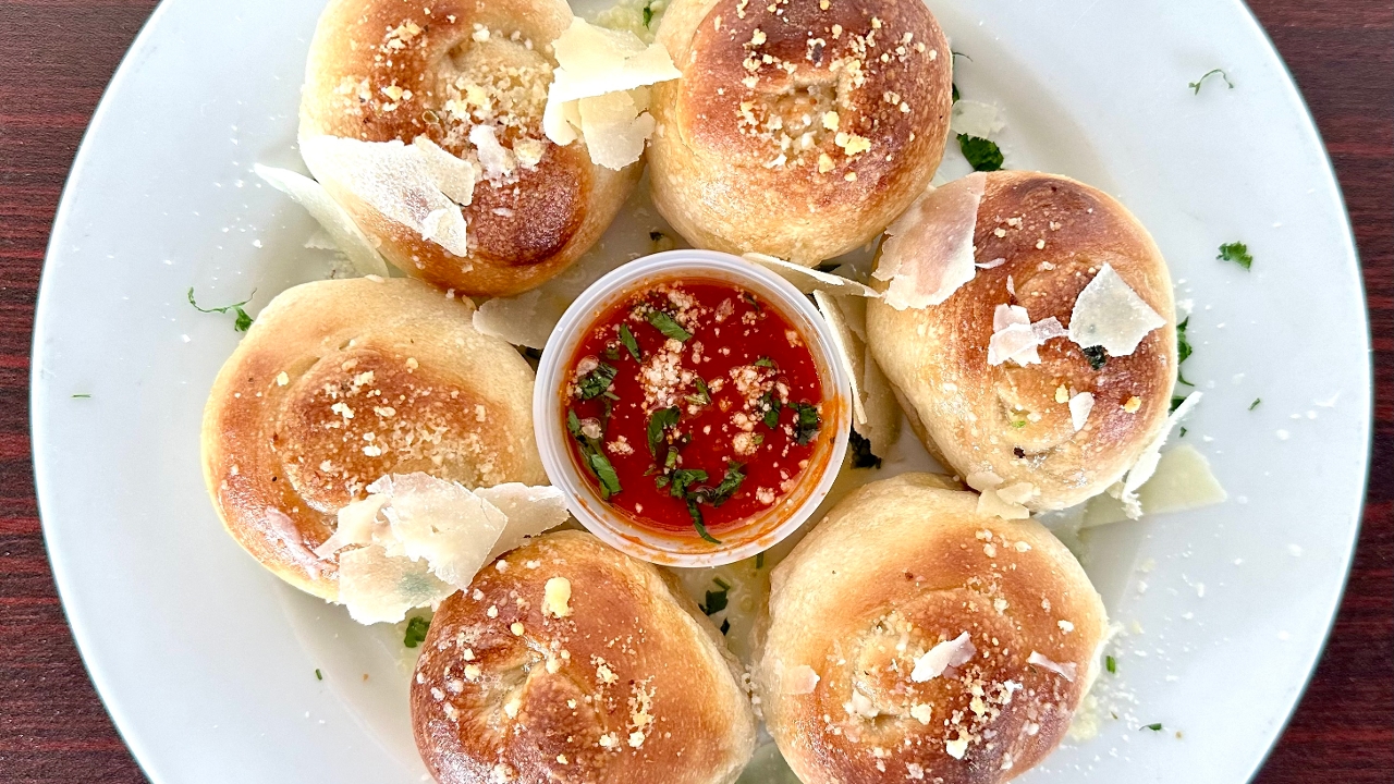GARLIC KNOTS.
