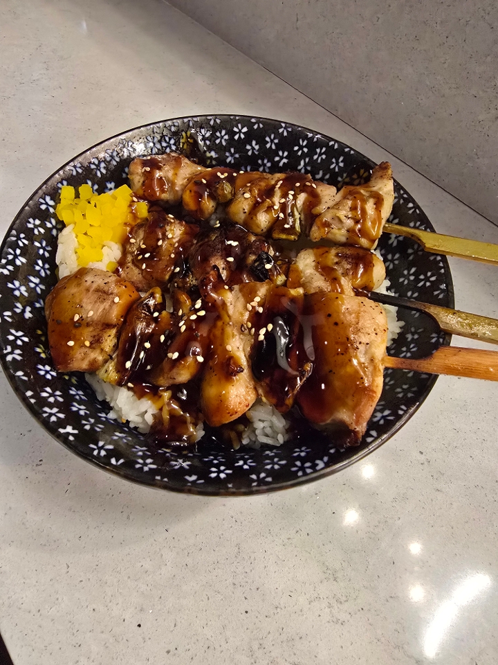 Yakitori-Don (L).