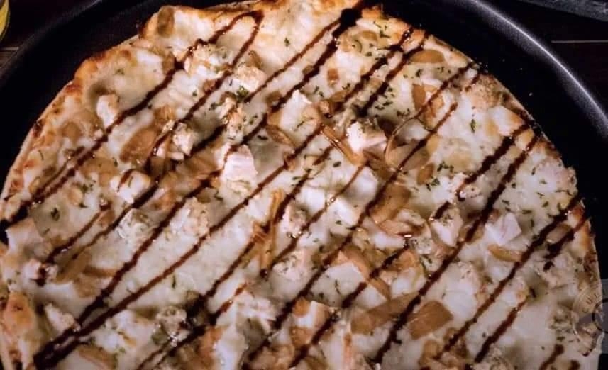 18" ALLA BLU CHICKEN PIZZA.