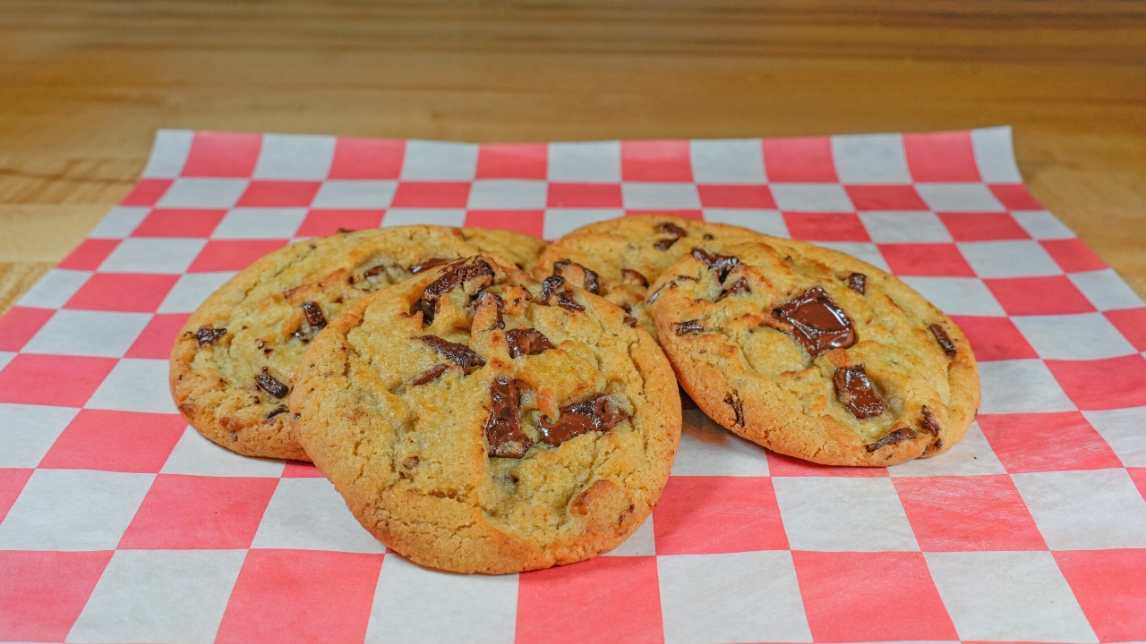 5 FRESH BAKED CHOCOLATE CHIP COOKIES.