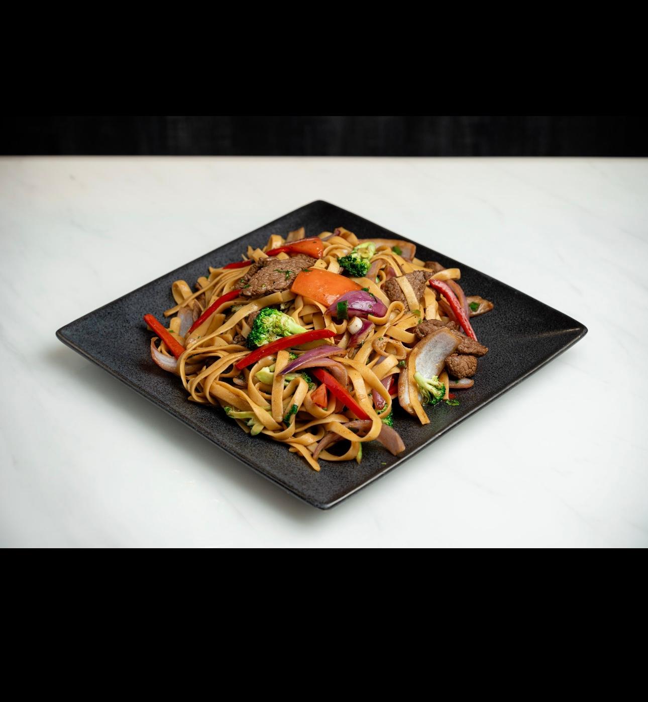 Tallarines Saltado de Carne.