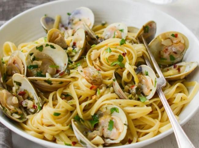 LINGUINI WITH WHITE CLAM SAUCE ENTRÉE.