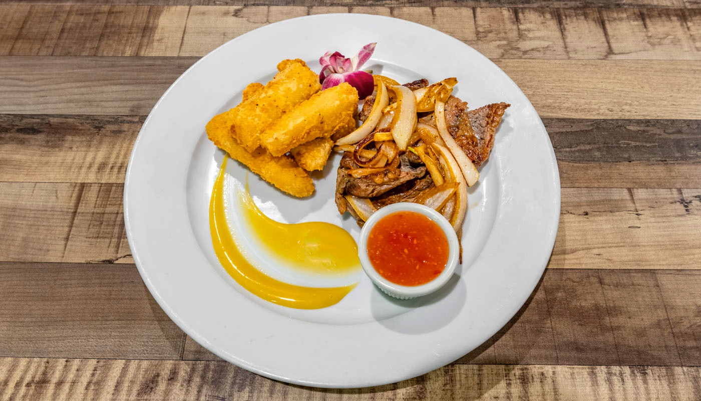 Lunch: Steak with Onions - Bistecito encebollado.