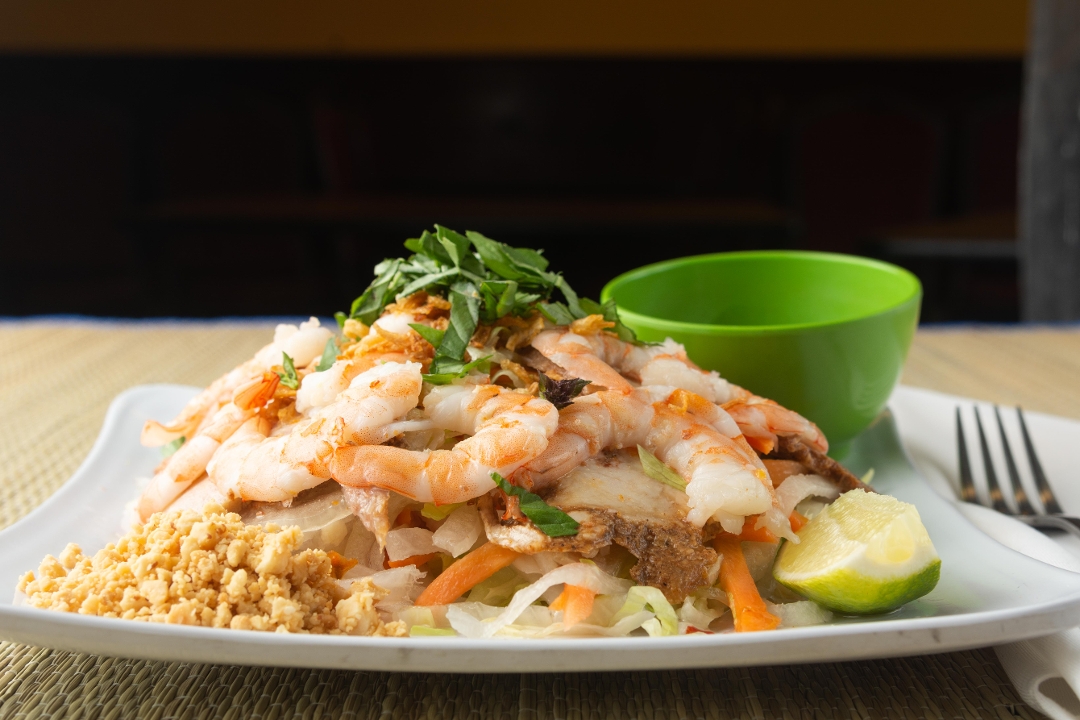 A9 Salad w/ Shrimp or Squid - Goi Tôm hay Muc.
