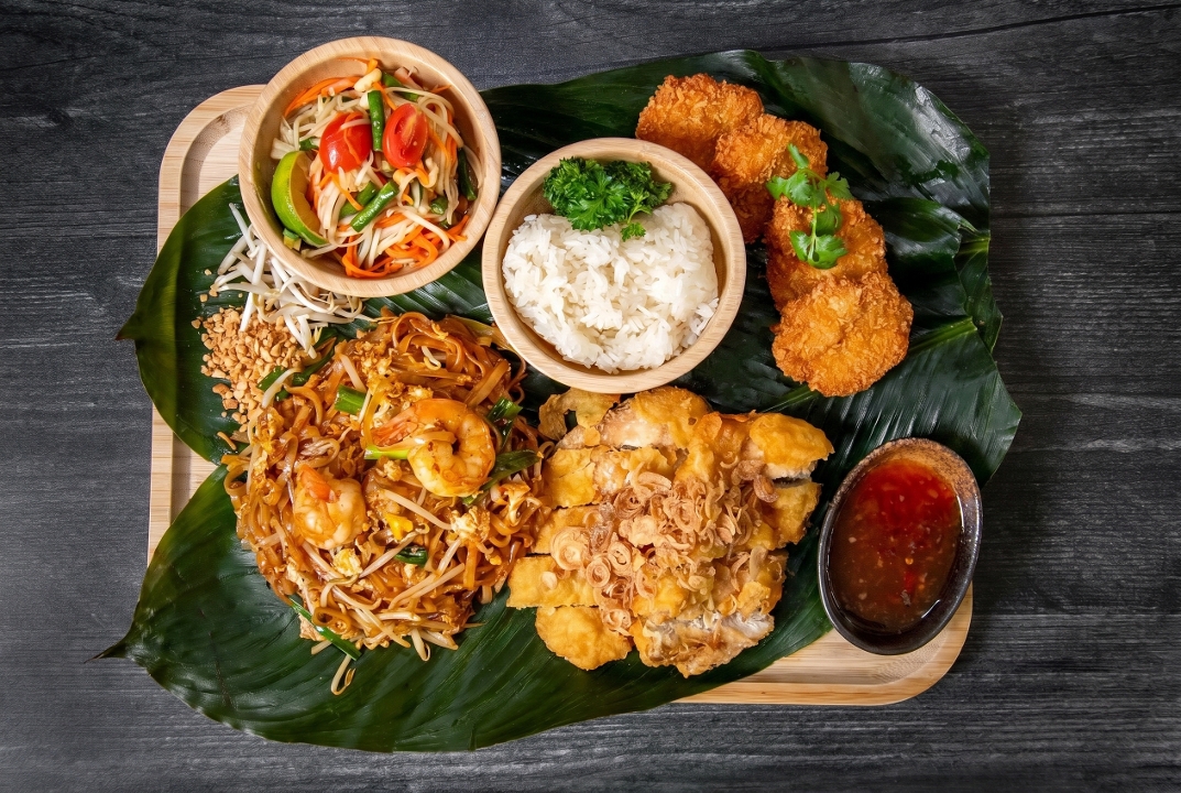 Thai royal set b.