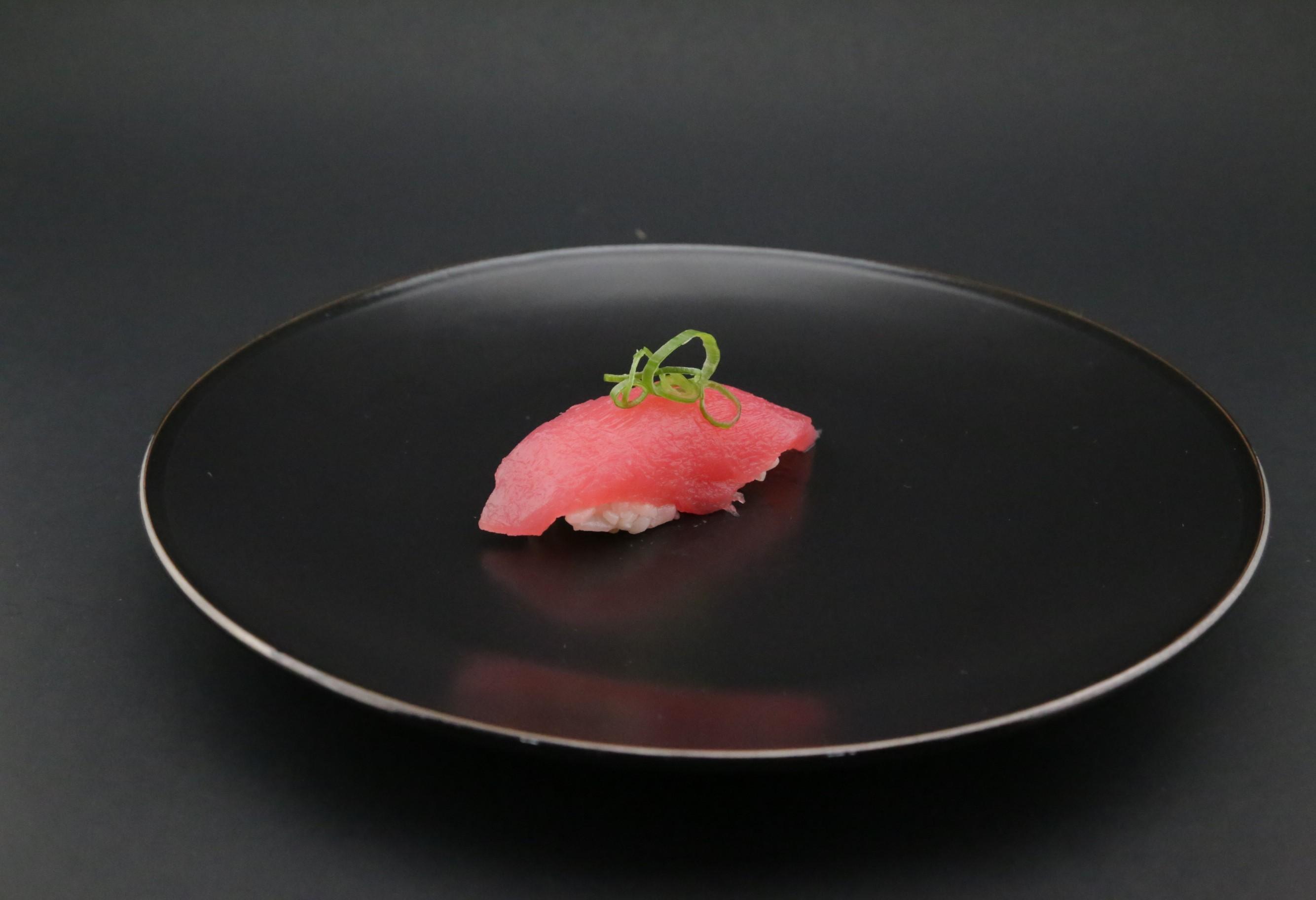 Tuna Nigiri (2pcs).