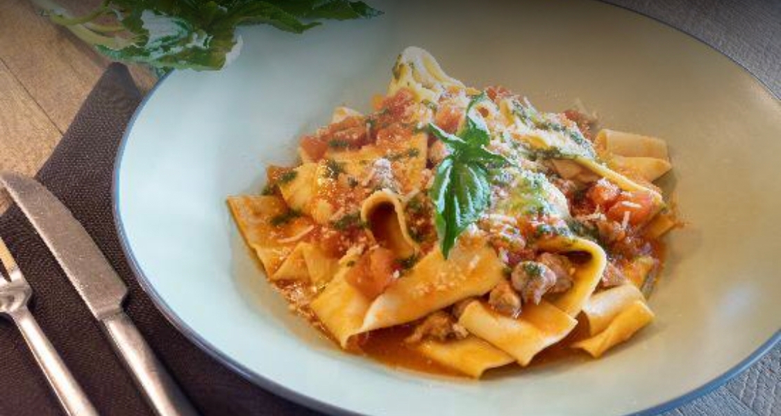 Pappardelle Ragu e pesto.