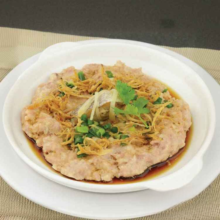 PK9. 咸蛋蒸肉餅/Steamed Minced Pork Patty w. Salty Egg Yolk.