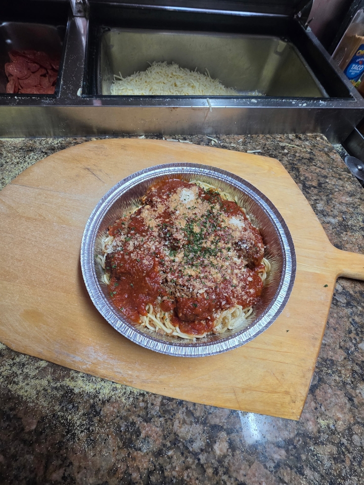 Spaghetti with Meatballs (with Side Salad & Garlic Knots).