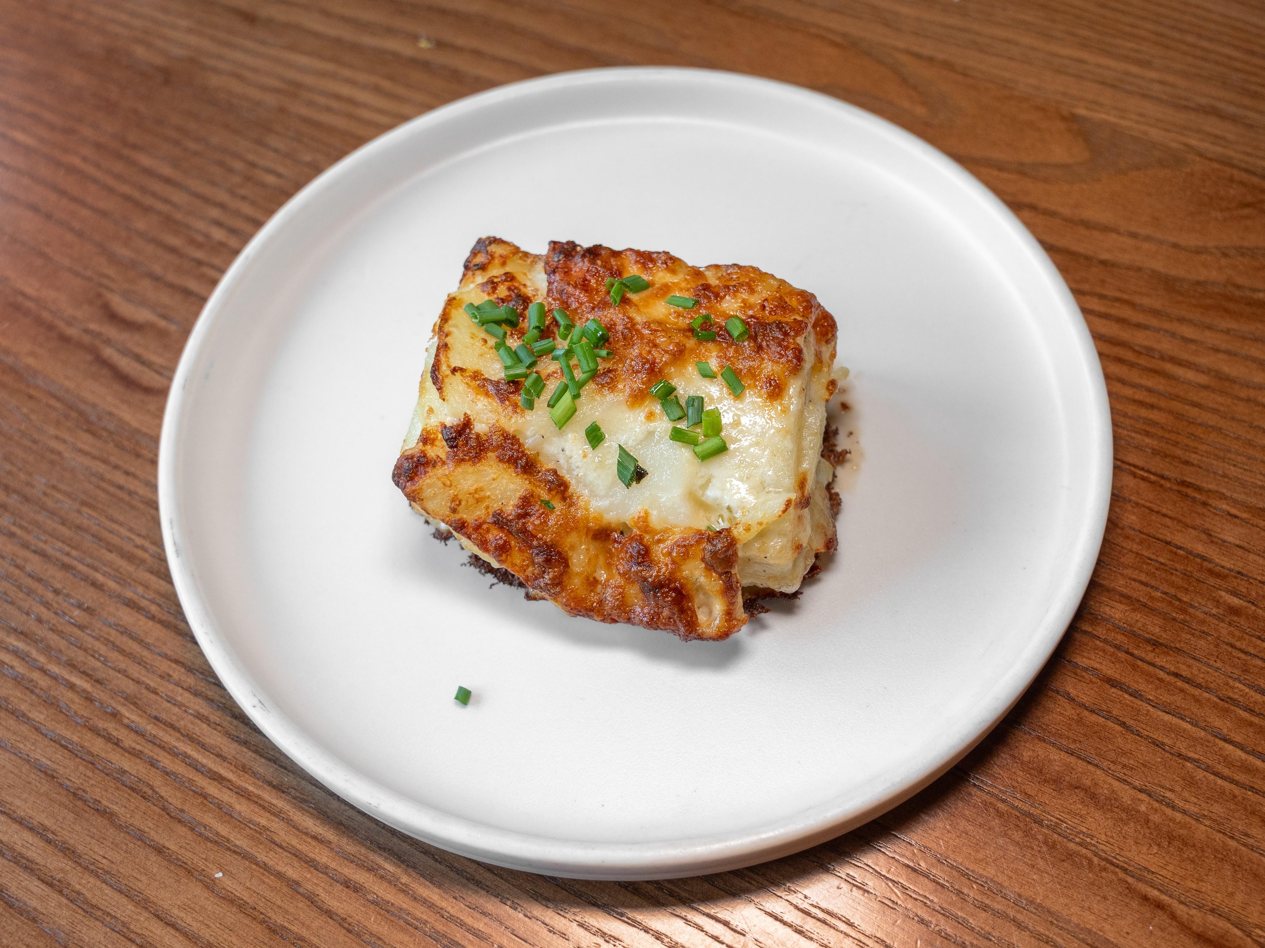 SIDE AU GRATIN POTATOES.