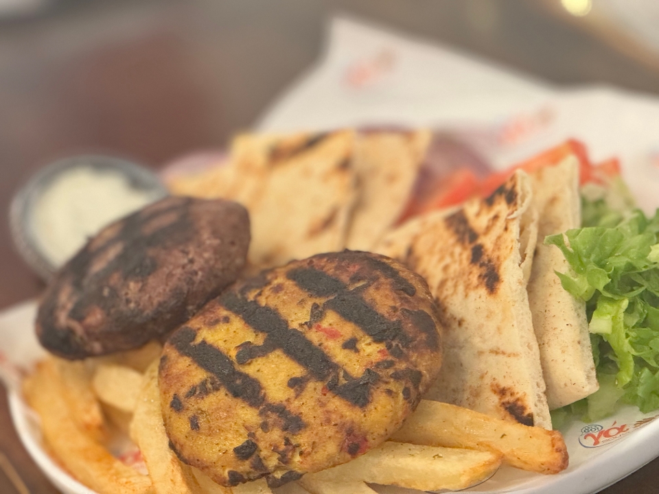 Bifteki Piato (Burger Platter).