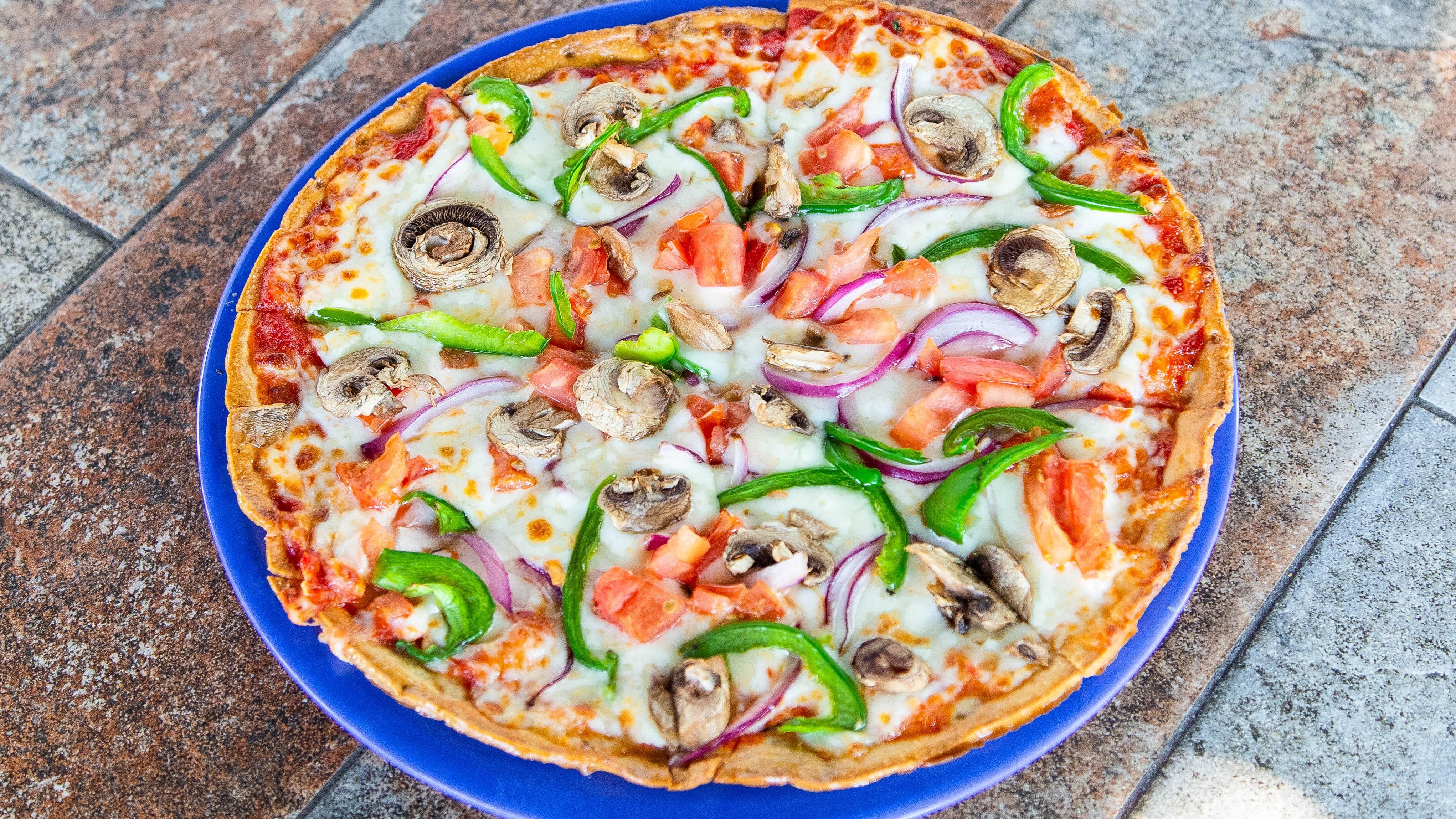 VEGGIE CAULIFLOWER PIZZA.