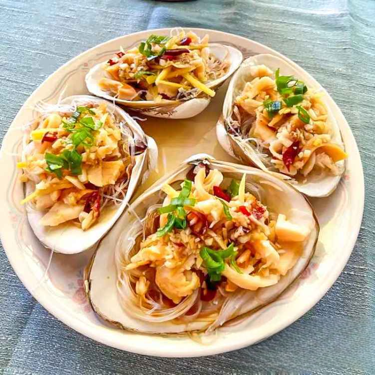 HS12. 金蒜粉絲蒸貴妃蚌/Steamed Fresh Giant Clams w. Minced Garlic.