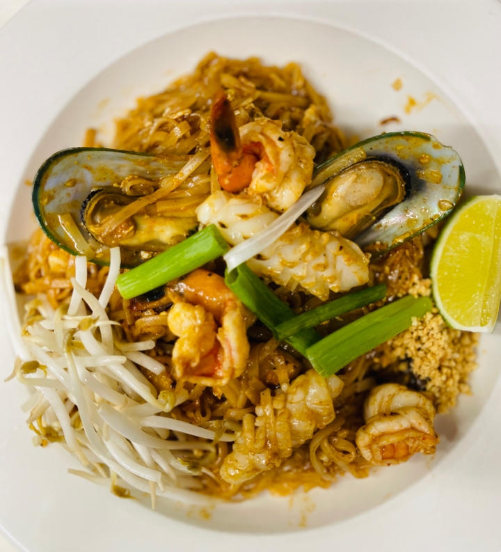 D45 SEAFOOD PAD THAI.