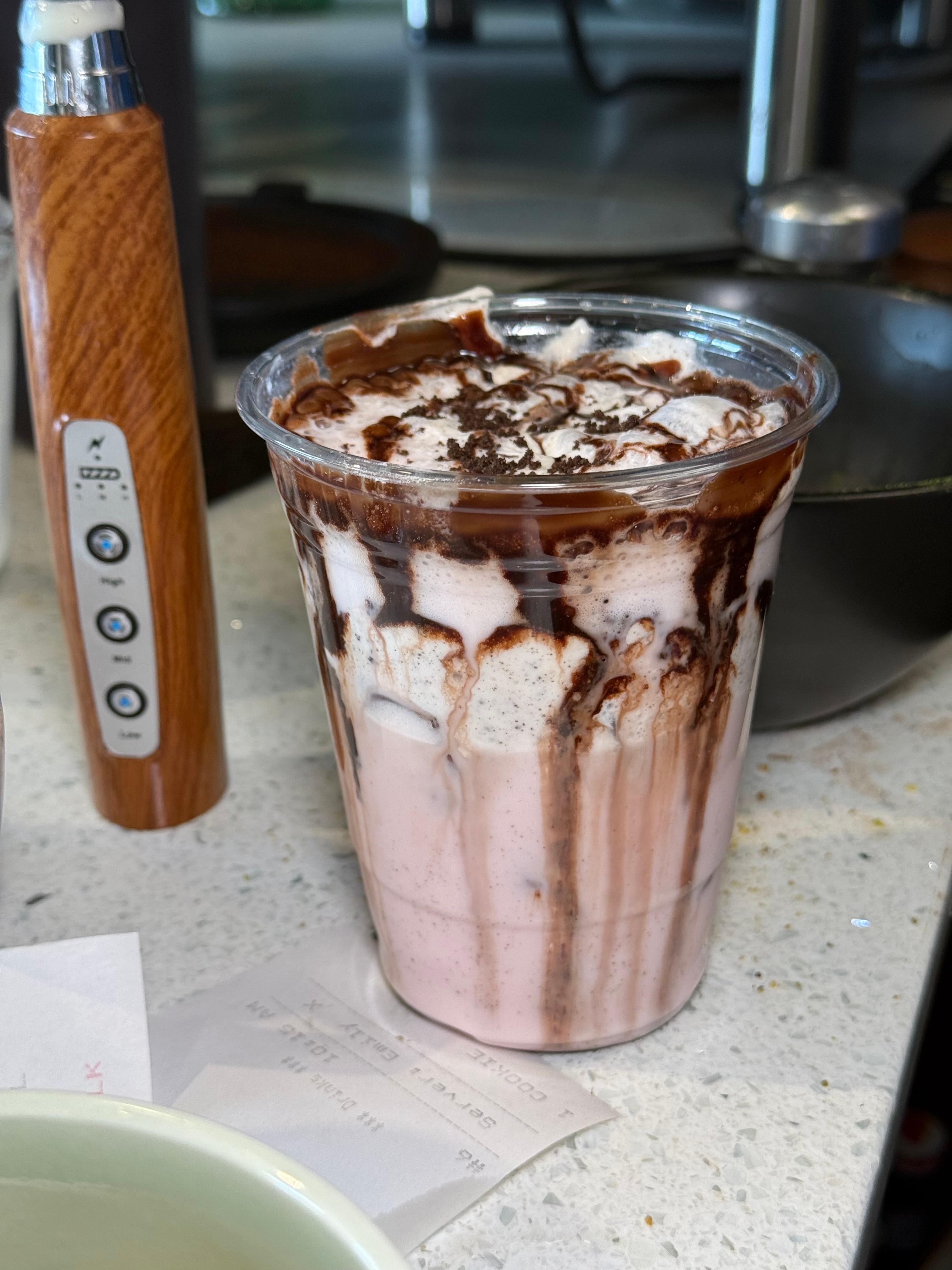 ICE OREO LATTE.