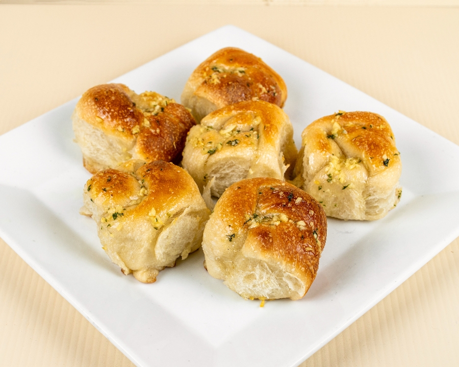 2 Garlic Knots.