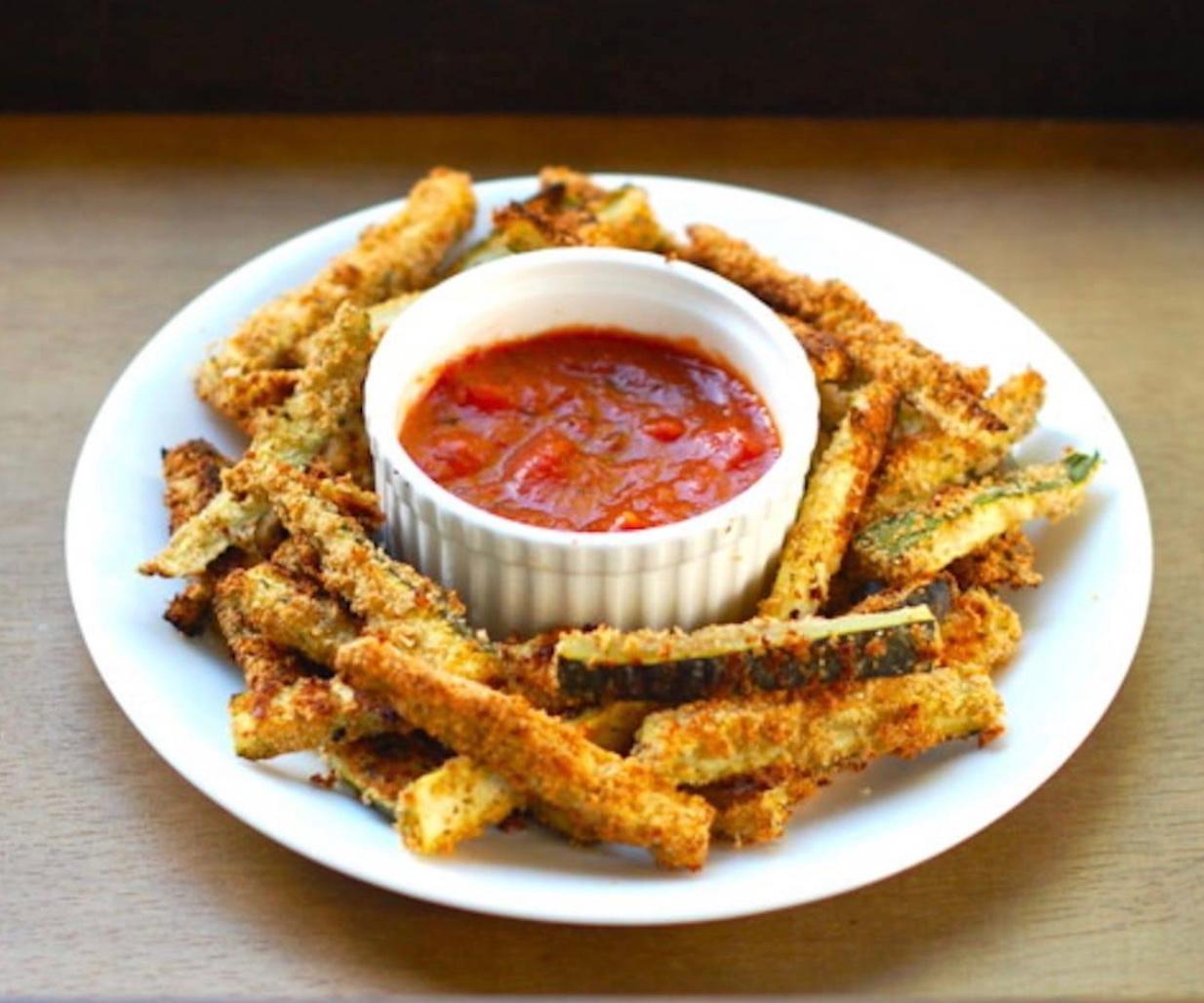 FRIED ZUCCHINI STICKS w marinaracsauce.