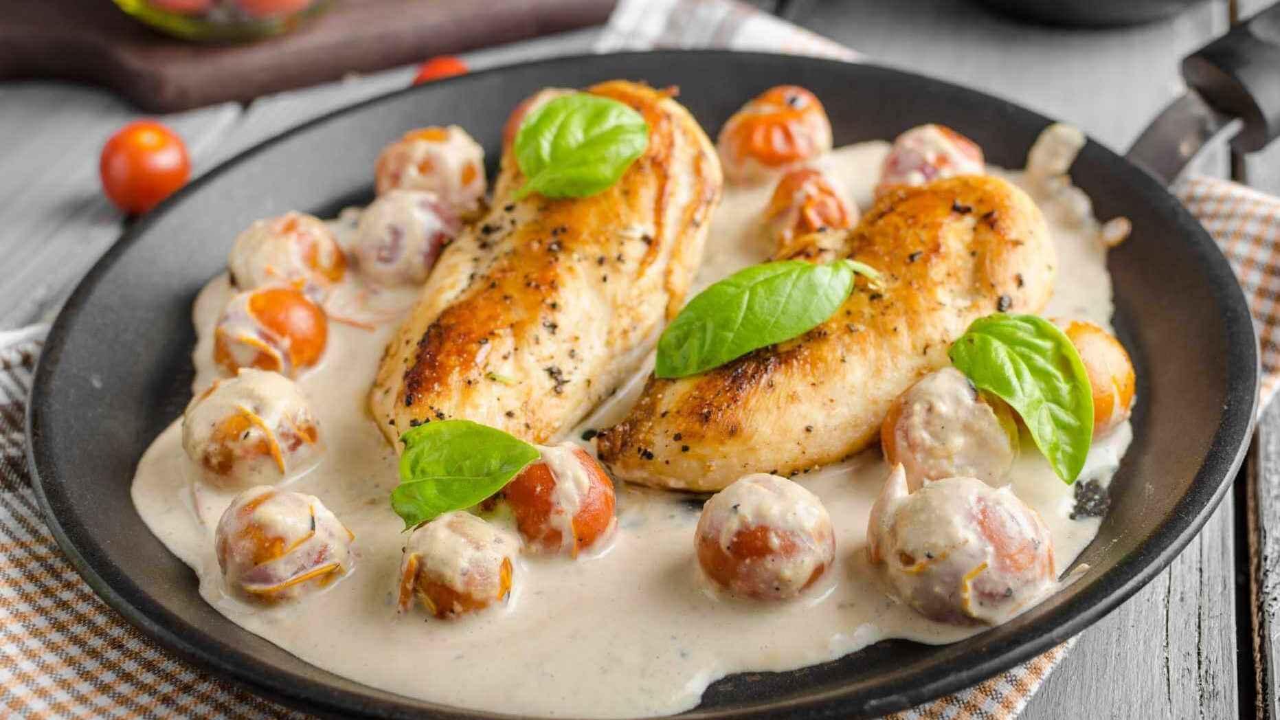 Pechuga a la Crema Alfredo Chicken Breast.