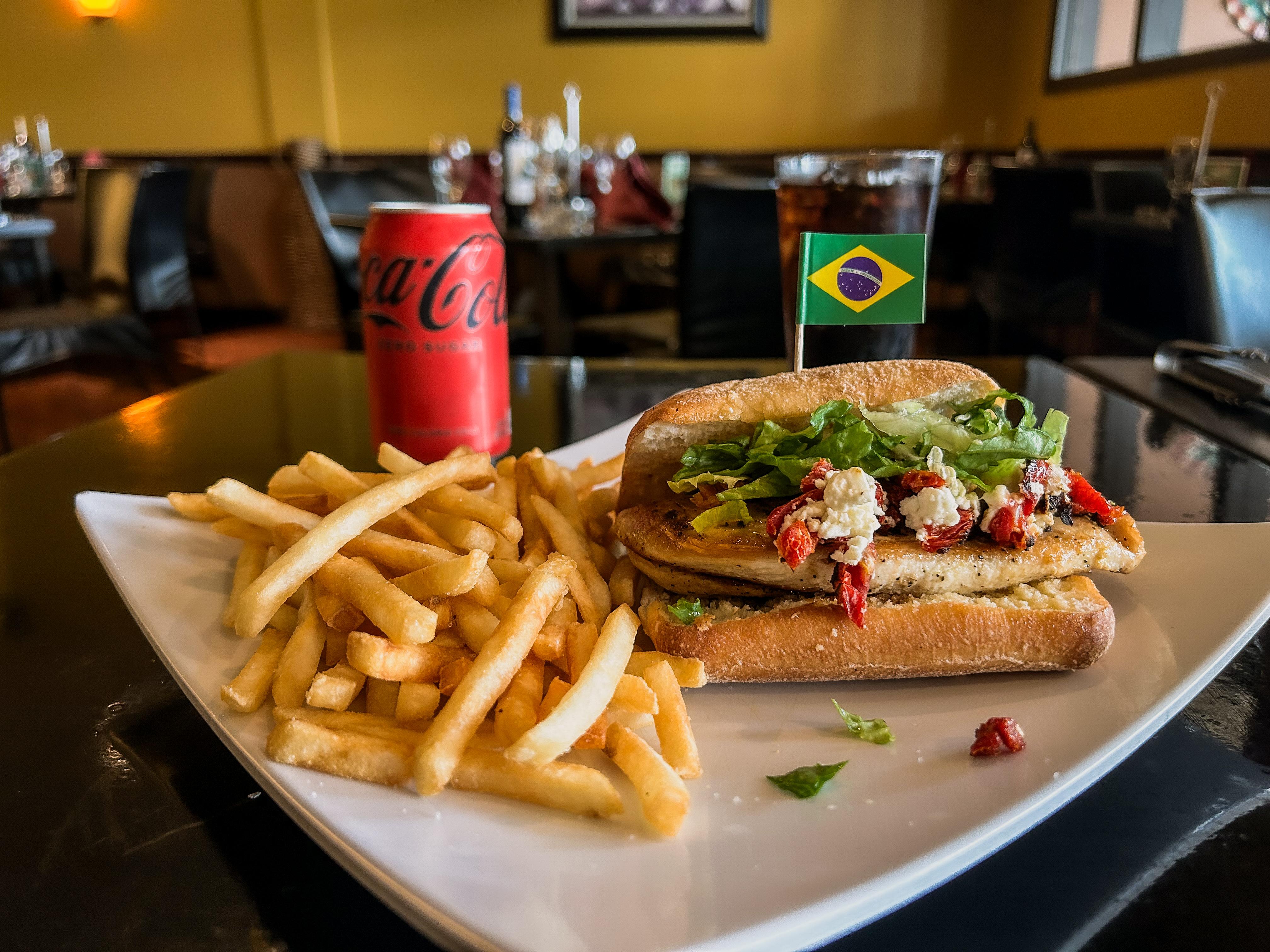 Chicken Breast Sandwich Sanduiche de Peito de Frango.