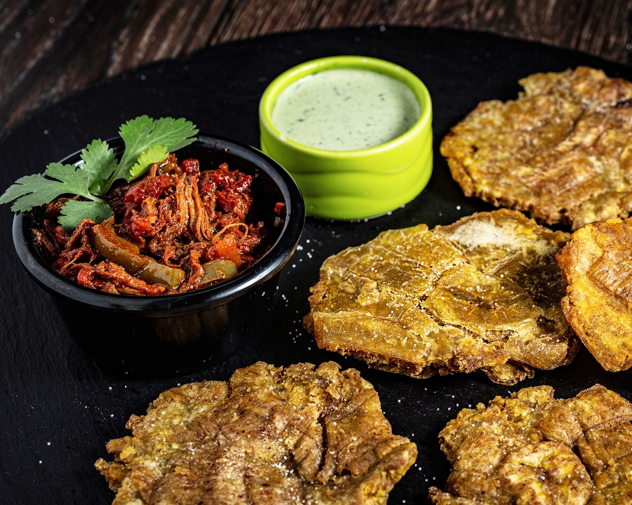 TOSTONES CON CARNE.