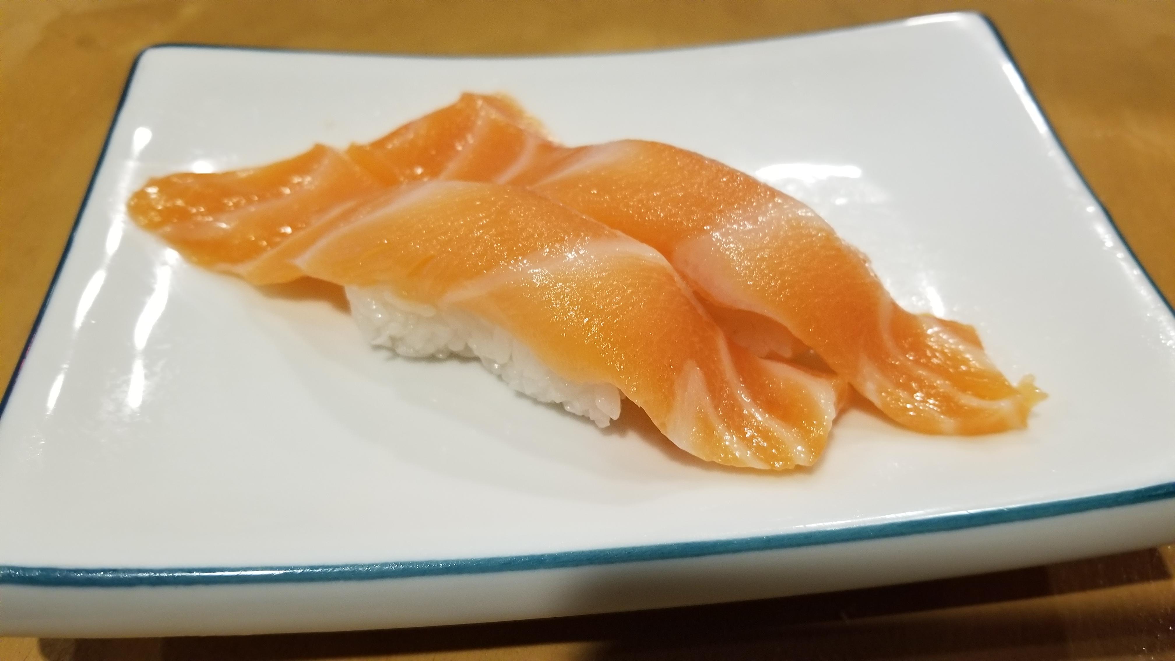 Salmon/ Sake Sushi (2pcs).