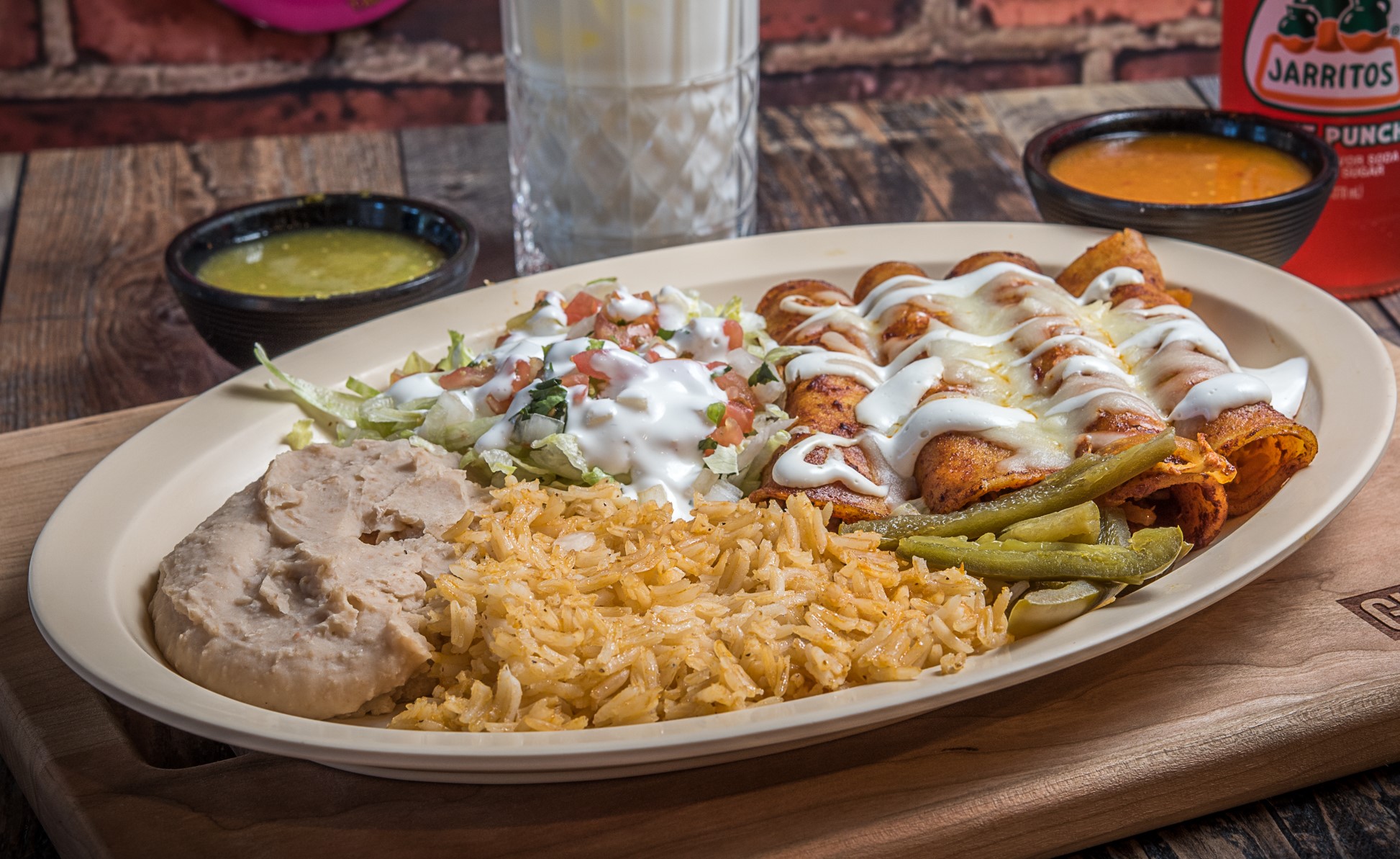 ENCHILADAS ROJAS DE POLLO O QUESO (Chicken or cheese red enchiladas).