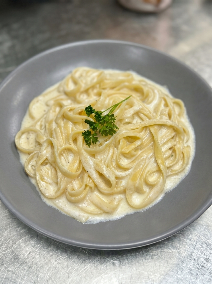 Fettuccine w/ Alfredo.