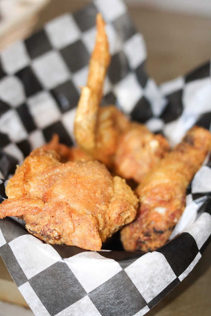 6 Pcs. Broaster Fried-Chicken +2 Sides +4 Sauces.
