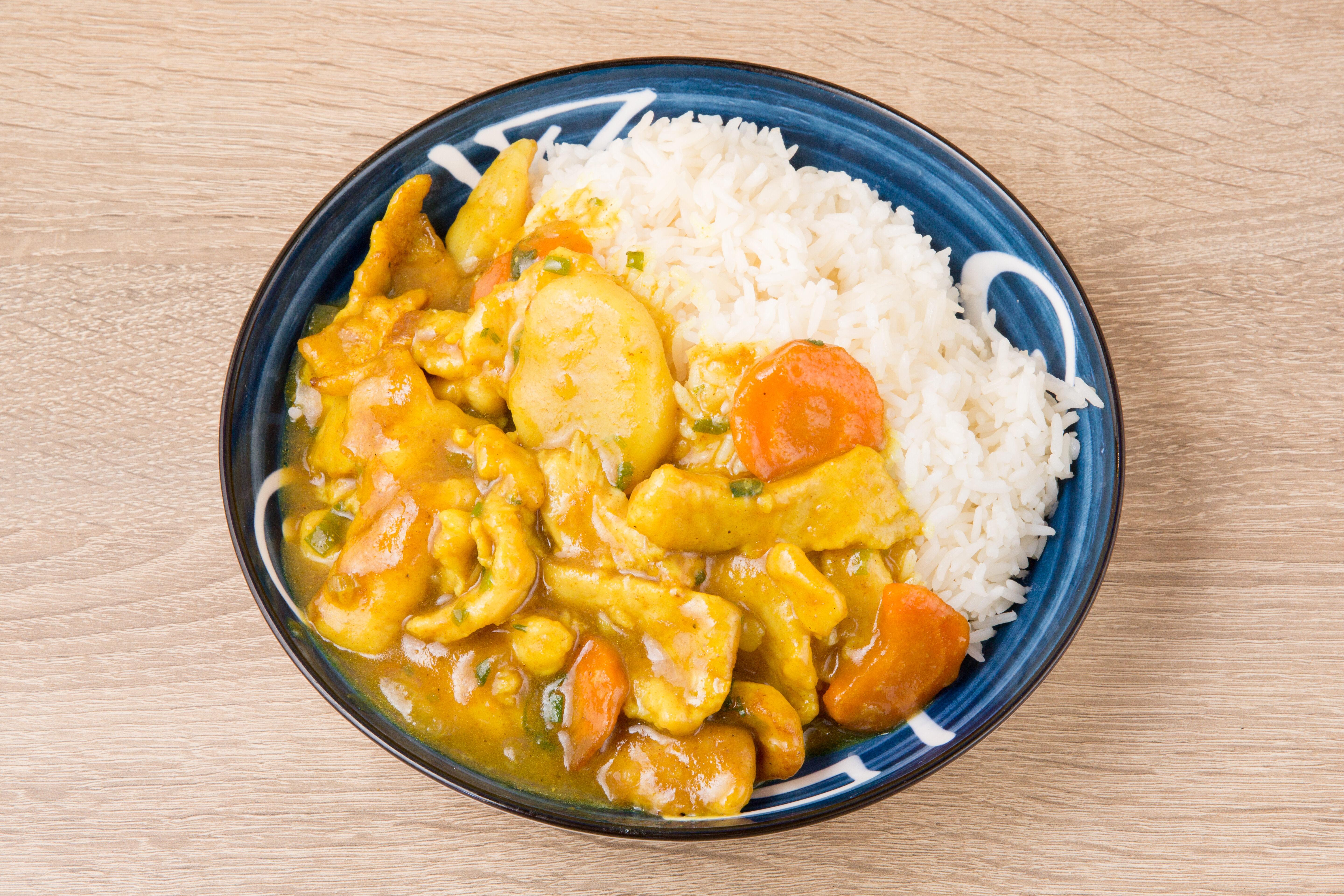 Curry Chicken Over Rice 咖喱鸡盖饭.