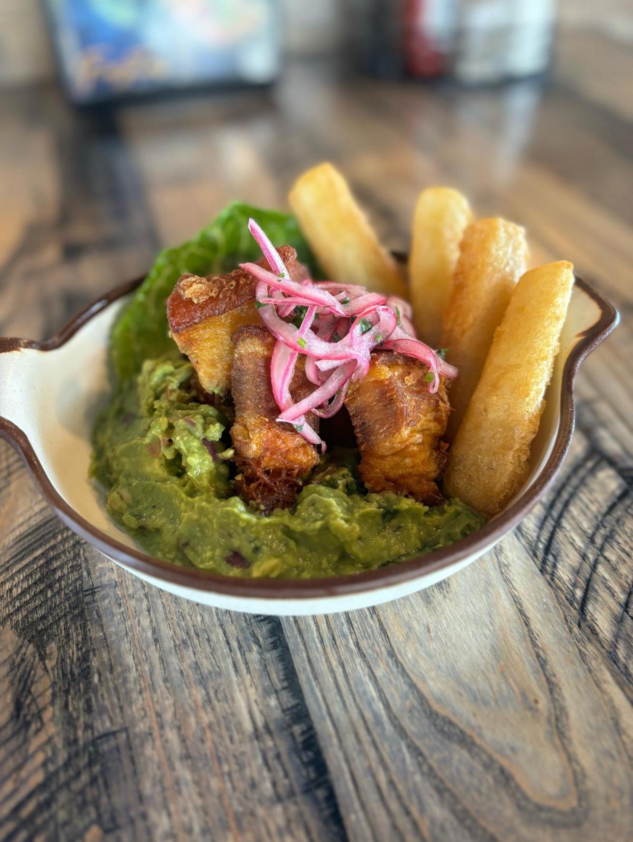 Guapomole Con Chicharrón.