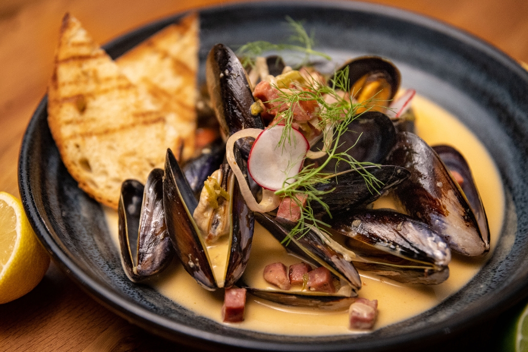 NORTHWEST FRESH BLACK MUSSELS.