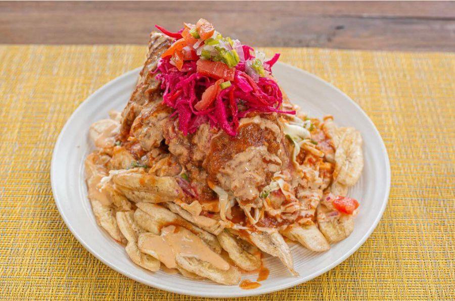 Pollo con Tajadas.