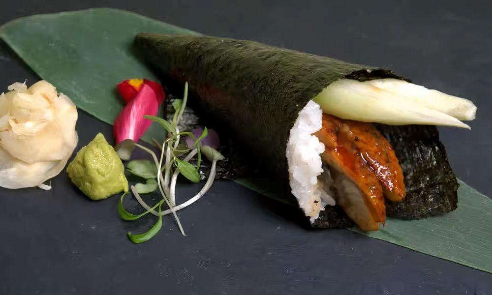 Eel, Avocado & Tobiko Hr.