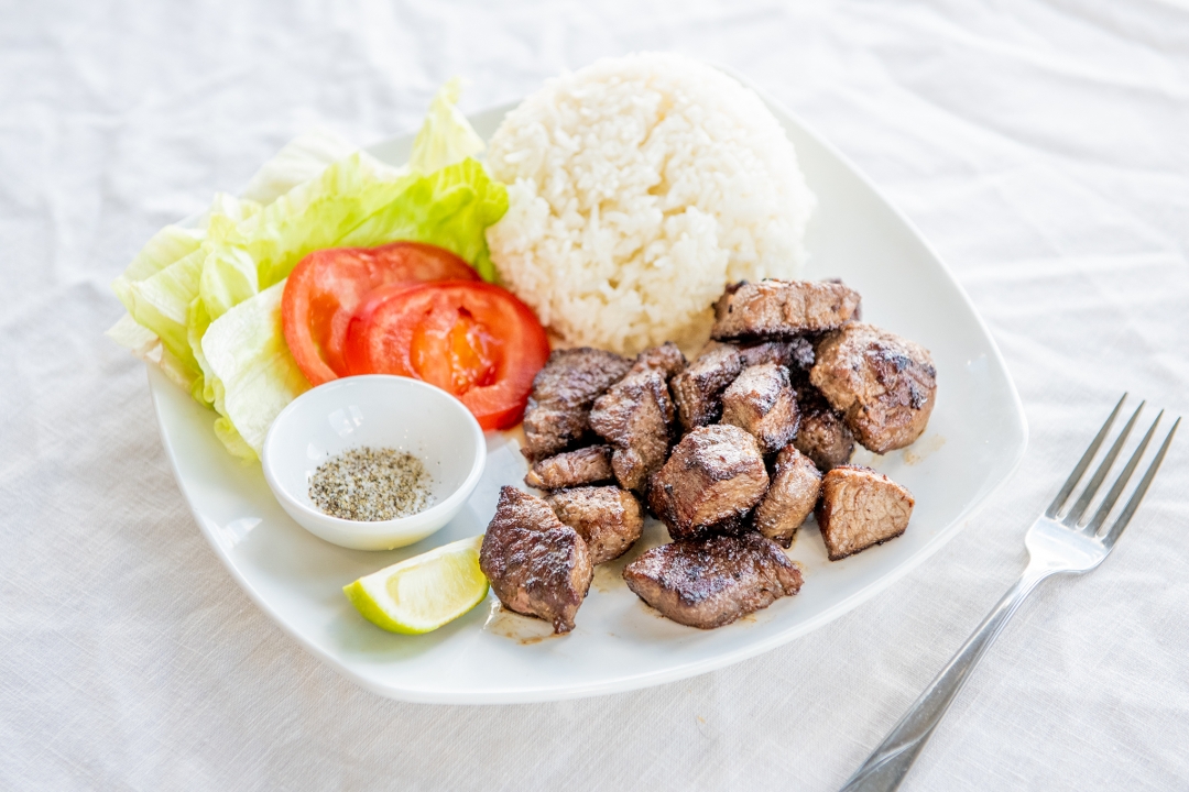 Vietnamese Shaking Beef Over Rice 越式牛肉粒饭.