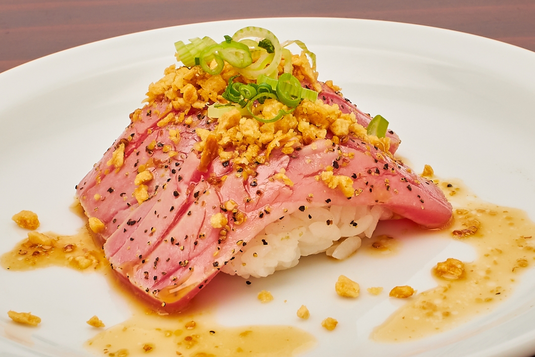 Seared Tuna with Garlic Chips.