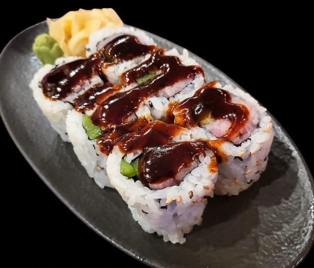 Spicy Yellowtail Roll (Hawaiian).