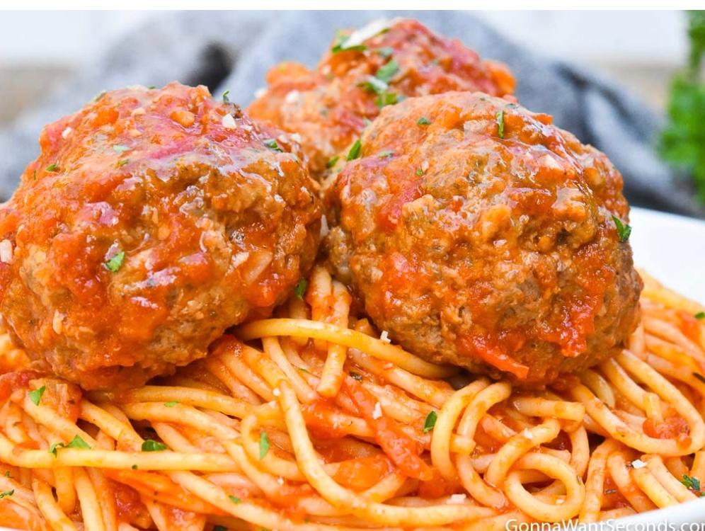 KIDS SPAGHETTI & MEATBALLS.